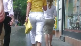 Classy blonde in heels and white pants in a street candid vid